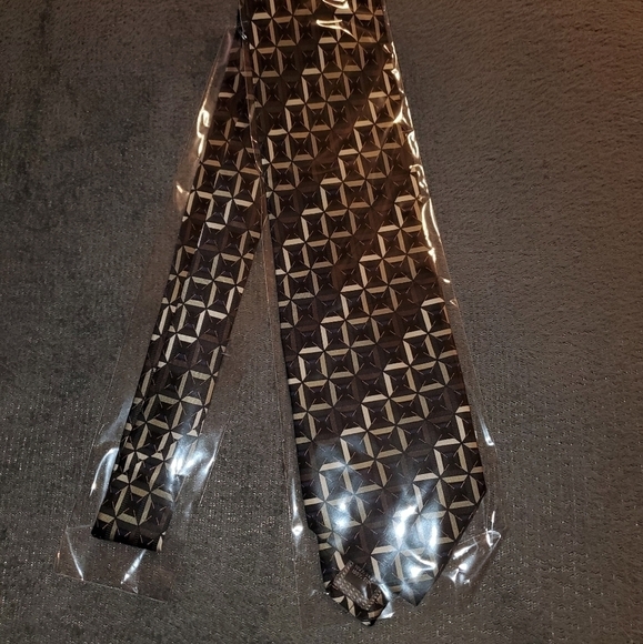 Square Patterned Tie - NEW - Picture 2 of 7